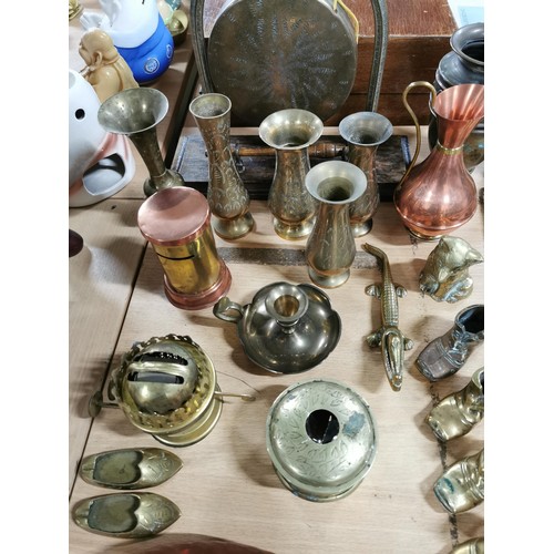 164 - Large quantity of highly decorative brass and copperware inc 2x hand beaten bowls in copper, set of ... 