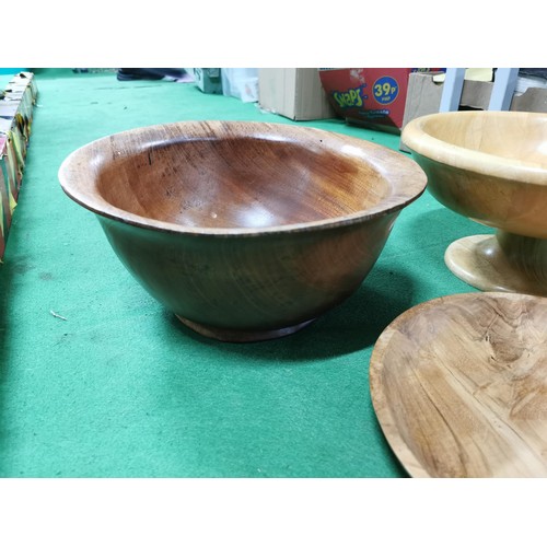 172 - 3x well carved solid wood fruit bowls, 1x in a pedestal design all in very good order. Largest measu... 