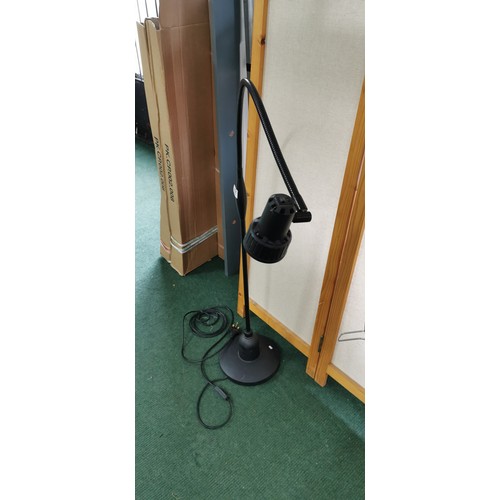 491 - 2x very good quality serious readers floor lamp and table desk lamp in very good condition, both hav... 