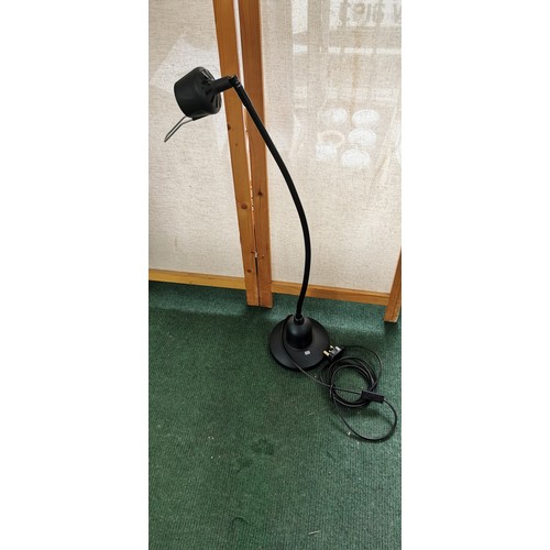 491 - 2x very good quality serious readers floor lamp and table desk lamp in very good condition, both hav... 