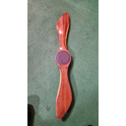 486 - Vintage solid wood propellor formed barometer with good choice cuts of wood post set hand for pressu... 