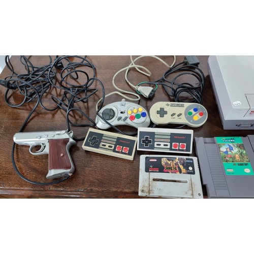 490 - Nintendo entertainment system console with 7 games 4x controllers a scorpion laser gun complete with... 