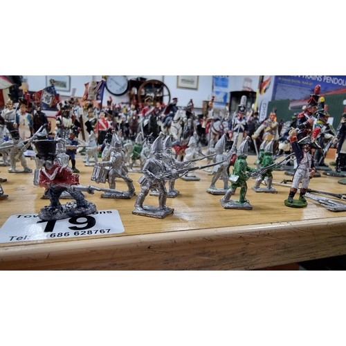 19 - Large quantity of 50x metal soldier figures inc a quantity that are unpainted various makers marks s... 