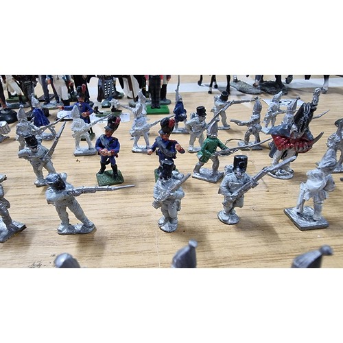 19 - Large quantity of 50x metal soldier figures inc a quantity that are unpainted various makers marks s... 