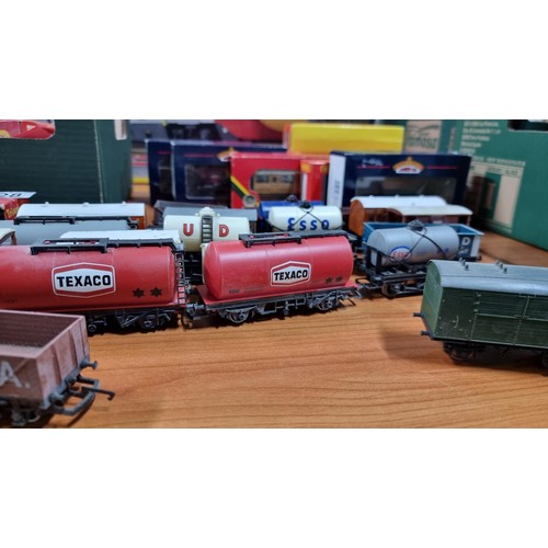 28 - Large quantity of OO gauge rolling stock with various advertising in good condition