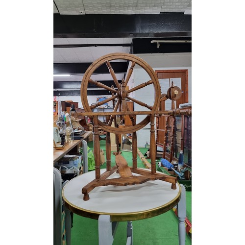 46 - Vintage wooden spinning wheel in excellent condition height of 69cm length 67cm width 41cm