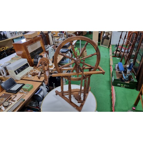 46 - Vintage wooden spinning wheel in excellent condition height of 69cm length 67cm width 41cm