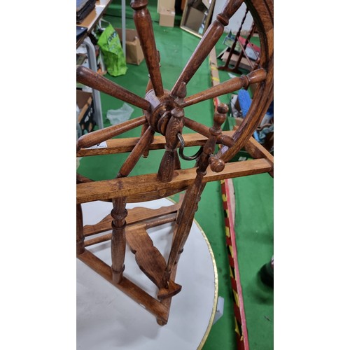 46 - Vintage wooden spinning wheel in excellent condition height of 69cm length 67cm width 41cm