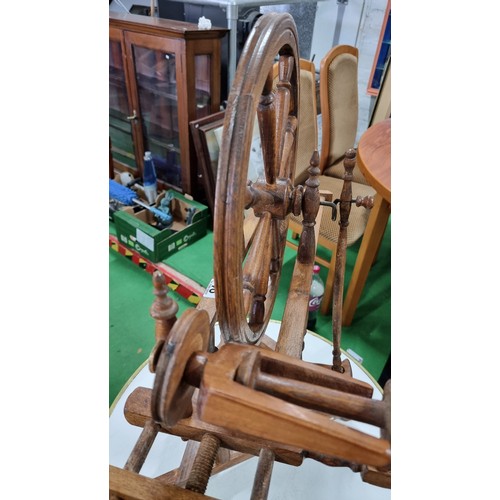 46 - Vintage wooden spinning wheel in excellent condition height of 69cm length 67cm width 41cm