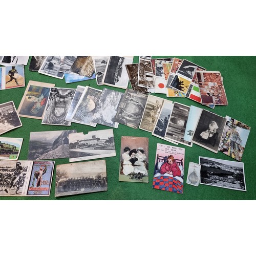 93 - Box contang a very large quantity of mostly vintage and antique postcards along with a quantity of c... 