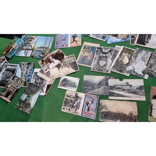 93 - Box contang a very large quantity of mostly vintage and antique postcards along with a quantity of c... 