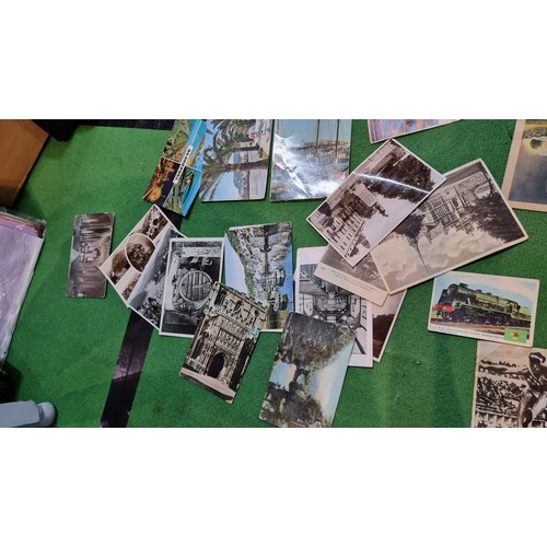 93 - Box contang a very large quantity of mostly vintage and antique postcards along with a quantity of c... 