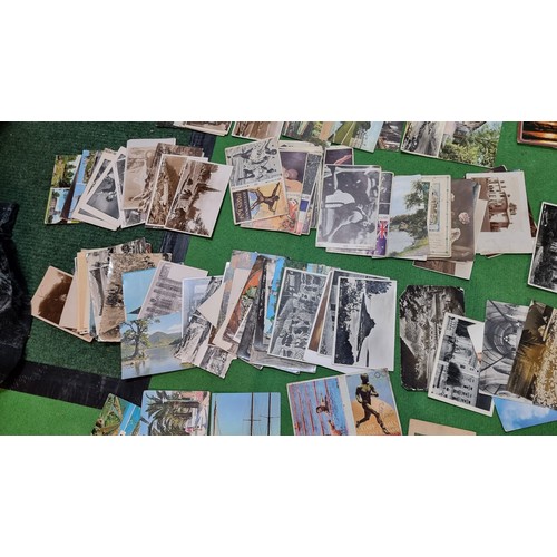 93 - Box contang a very large quantity of mostly vintage and antique postcards along with a quantity of c... 