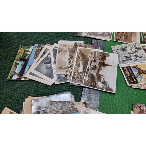 93 - Box contang a very large quantity of mostly vintage and antique postcards along with a quantity of c... 