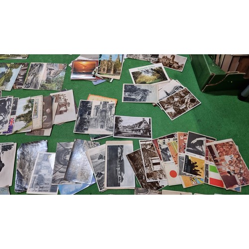 93 - Box contang a very large quantity of mostly vintage and antique postcards along with a quantity of c... 