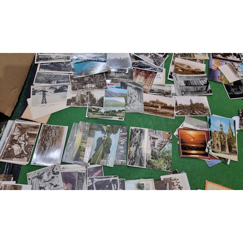 93 - Box contang a very large quantity of mostly vintage and antique postcards along with a quantity of c... 