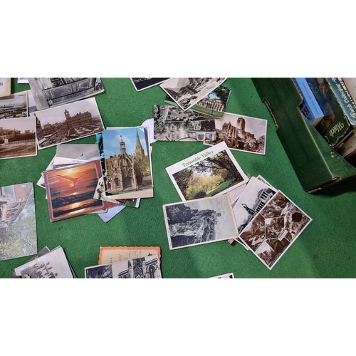 93 - Box contang a very large quantity of mostly vintage and antique postcards along with a quantity of c... 