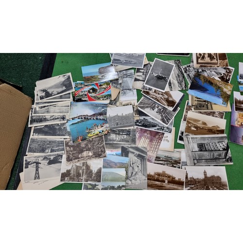 93 - Box contang a very large quantity of mostly vintage and antique postcards along with a quantity of c... 