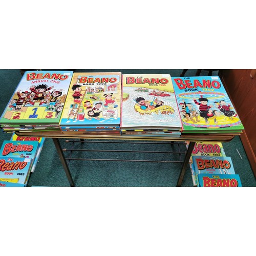 140 - 33x Vintage The Beano book annuals dating from 1960s to 1990s.