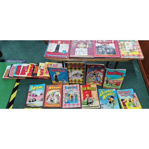 142 - Large quantity of 50x various vintage annuals inc The Broons, Oor Wullie, Dennis The Menace, Beryl a... 