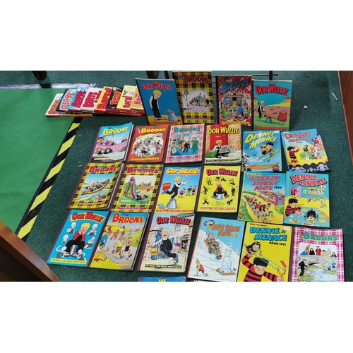 142 - Large quantity of 50x various vintage annuals inc The Broons, Oor Wullie, Dennis The Menace, Beryl a... 