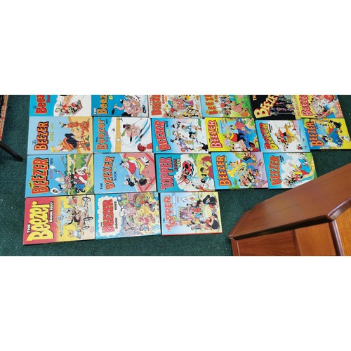 148 - Quantity of 40x vintage Annuals of The Beezer and The Topper books from 1960s to 1990s.