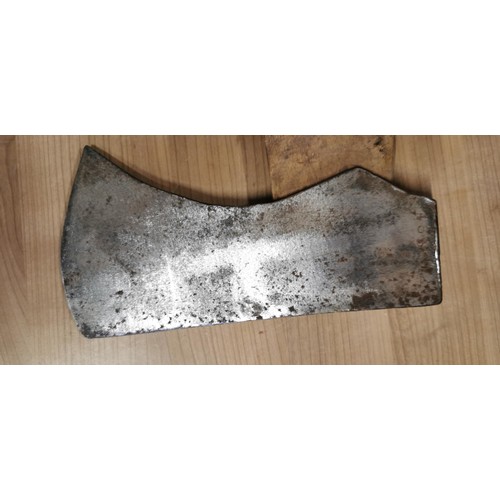 177 - Large vintage hand forged Elwell axe in excellent condition with a hickory handle. Measures 91.5cm l... 