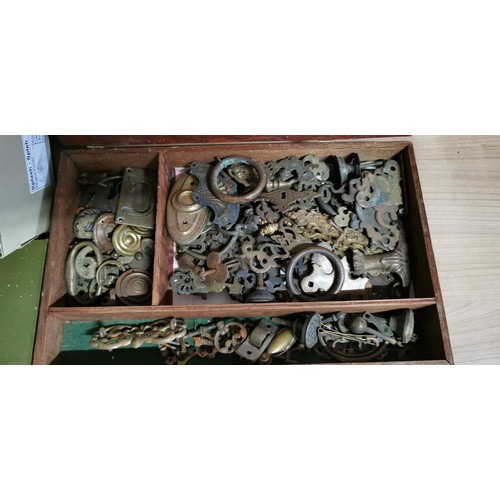 181 - Large quantity of vintage brass and copper furniture fittings, handles and furniture decoration etc ... 