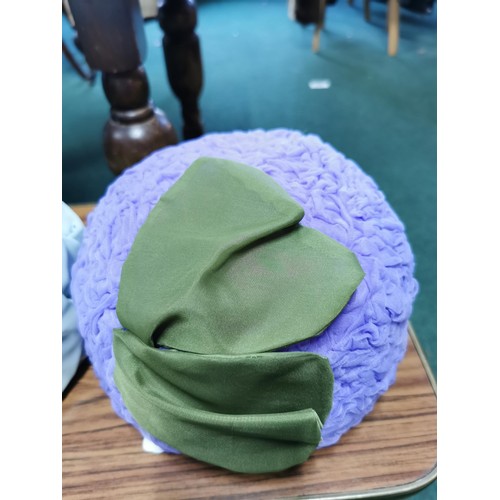 228 - 4x vintage ladies fashion hats, excellent quality and condition. The light green hat was especially ... 