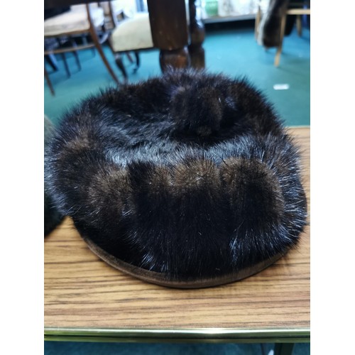 229 - 4x vintage ladies fashionable fur hats, inc. 2x real fur, 2x faux fur, two of the hats is Kangol. Ex... 