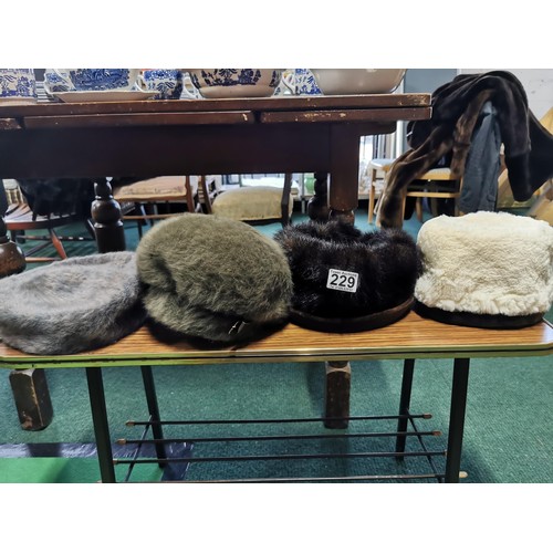 229 - 4x vintage ladies fashionable fur hats, inc. 2x real fur, 2x faux fur, two of the hats is Kangol. Ex... 