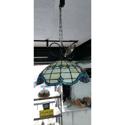 539 - Tiffany style ceiling lamp fitting with a 41cm diameter shade fab condition nice and vibrant colours