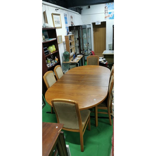 542 - Extending table and 6 chairs with upholstered seats and backs - see photos for condition.