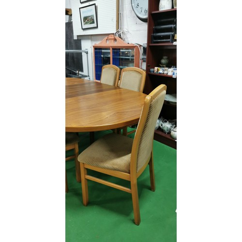 542 - Extending table and 6 chairs with upholstered seats and backs - see photos for condition.