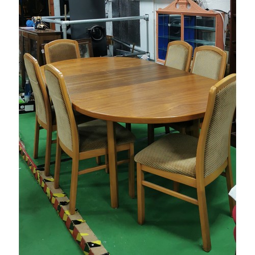 542 - Extending table and 6 chairs with upholstered seats and backs - see photos for condition.