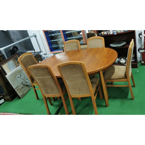 542 - Extending table and 6 chairs with upholstered seats and backs - see photos for condition.