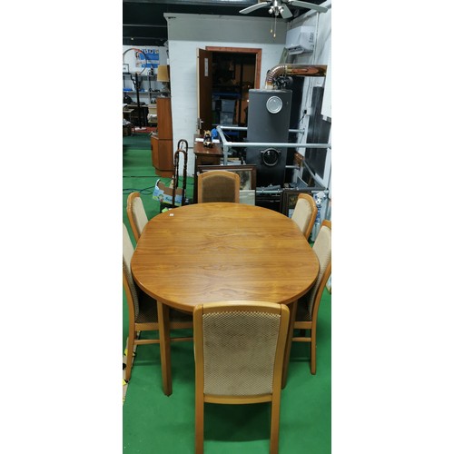 542 - Extending table and 6 chairs with upholstered seats and backs - see photos for condition.