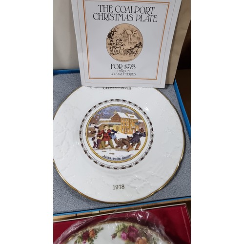 21 - Quantity of 5 vintage boxed Christmas plates by Coalport for 1970' & 1980's all with their COA's alo... 