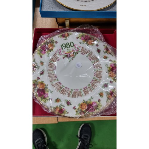 21 - Quantity of 5 vintage boxed Christmas plates by Coalport for 1970' & 1980's all with their COA's alo... 