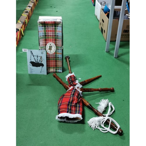 101 - Boxed vintage miniature bagpipes in good overall condition.