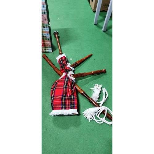 101 - Boxed vintage miniature bagpipes in good overall condition.