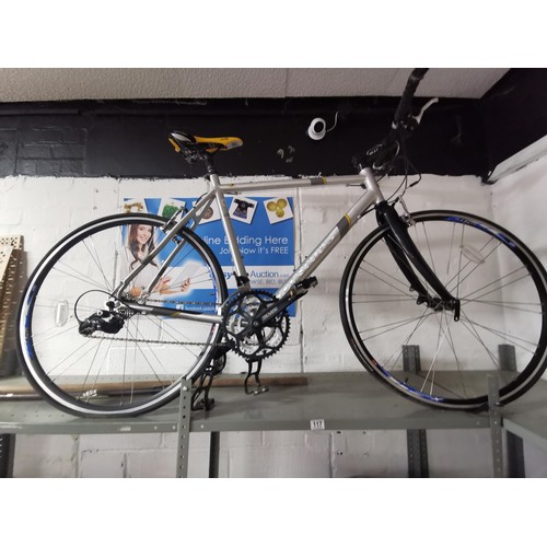 117 - Dawes Discovery 701 27 speed racing bike with 22 inch frame in good overall condition.