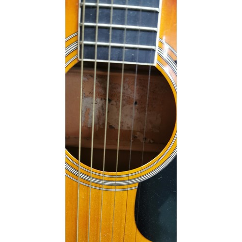 107 - Red sunburst acoustic guitar in good overall condition, Full length 4/4 Measures - 104cm in total le... 