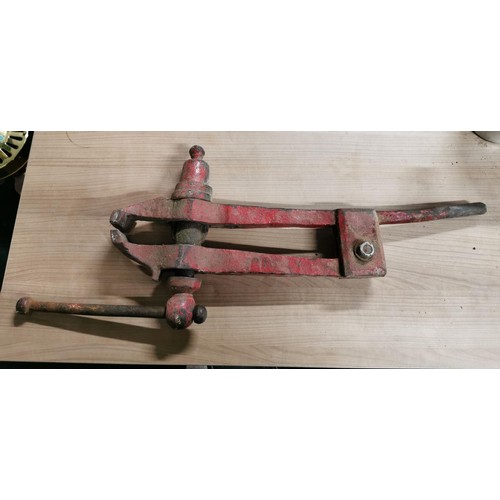 119 - Large vintage red leg vice in good order along with a paint sprayer complete with canister & bag. Le... 