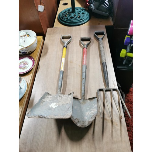 124 - 3x vintage garden tools inc 2x Bulldog shovels / spades & garden fork.