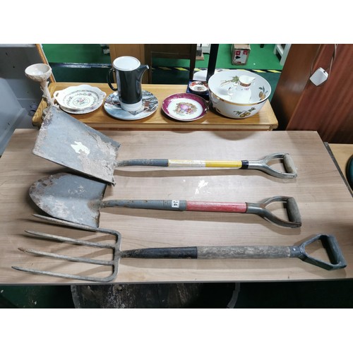 124 - 3x vintage garden tools inc 2x Bulldog shovels / spades & garden fork.