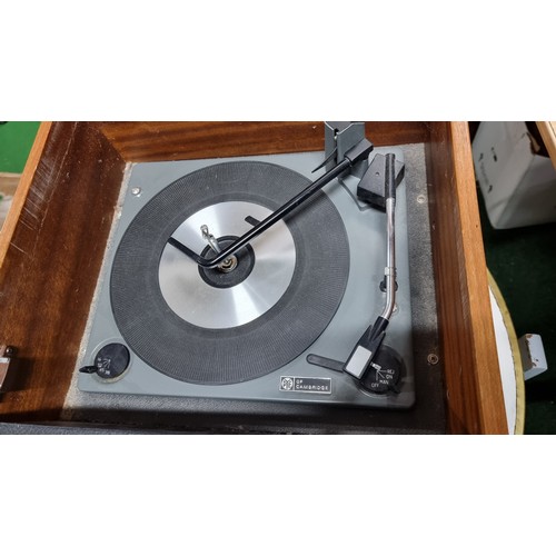 69 - Good vintage Pye tabletop record player model no 6600 does power on but requires a new belt