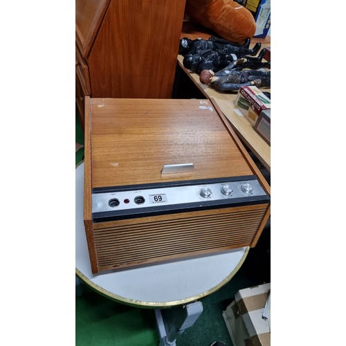 69 - Good vintage Pye tabletop record player model no 6600 does power on but requires a new belt