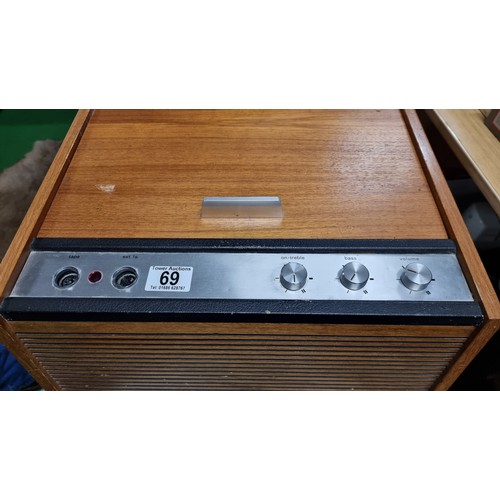 69 - Good vintage Pye tabletop record player model no 6600 does power on but requires a new belt