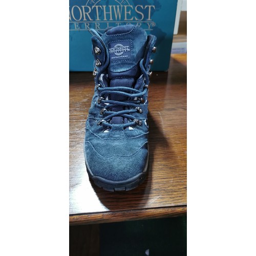 184 - Pair of size 7 Northwest Territory Navy/Grey Trail boots, has very light use & boxed. Along with a N... 